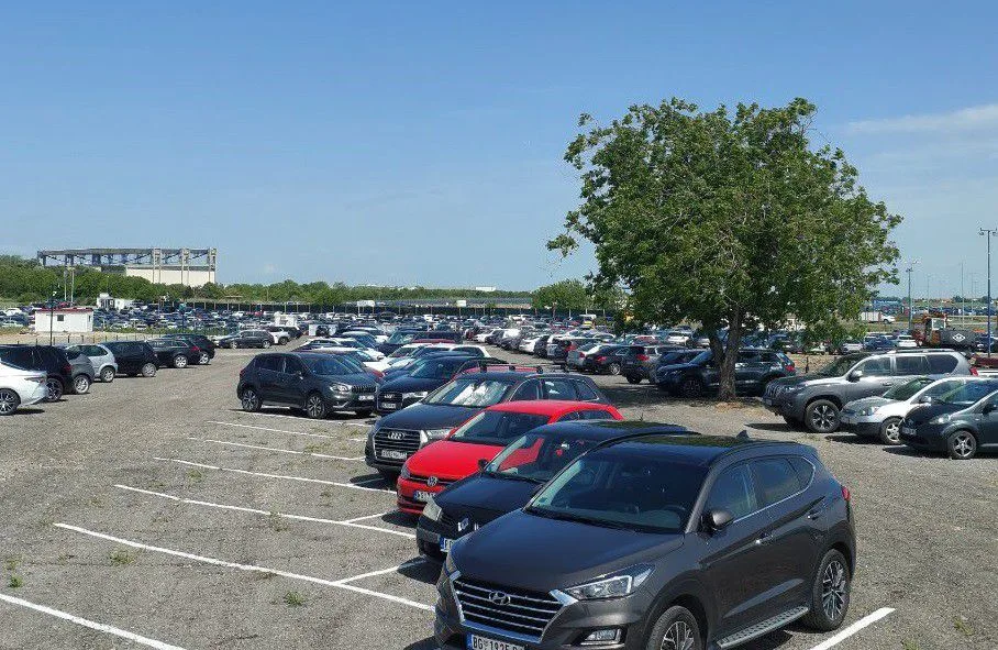 Parking za automobile kod Aerodroma Nikola Tesla u Beogradu